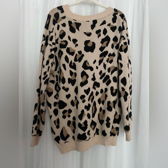 Cheetah Print Oversized V-Neck Sweater - Picture 3 of 4